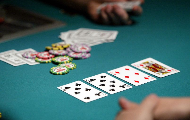 Biết Bluff trong Poker là gì thấy được sự cần thiết của xác định khoảng bài đối thủ
